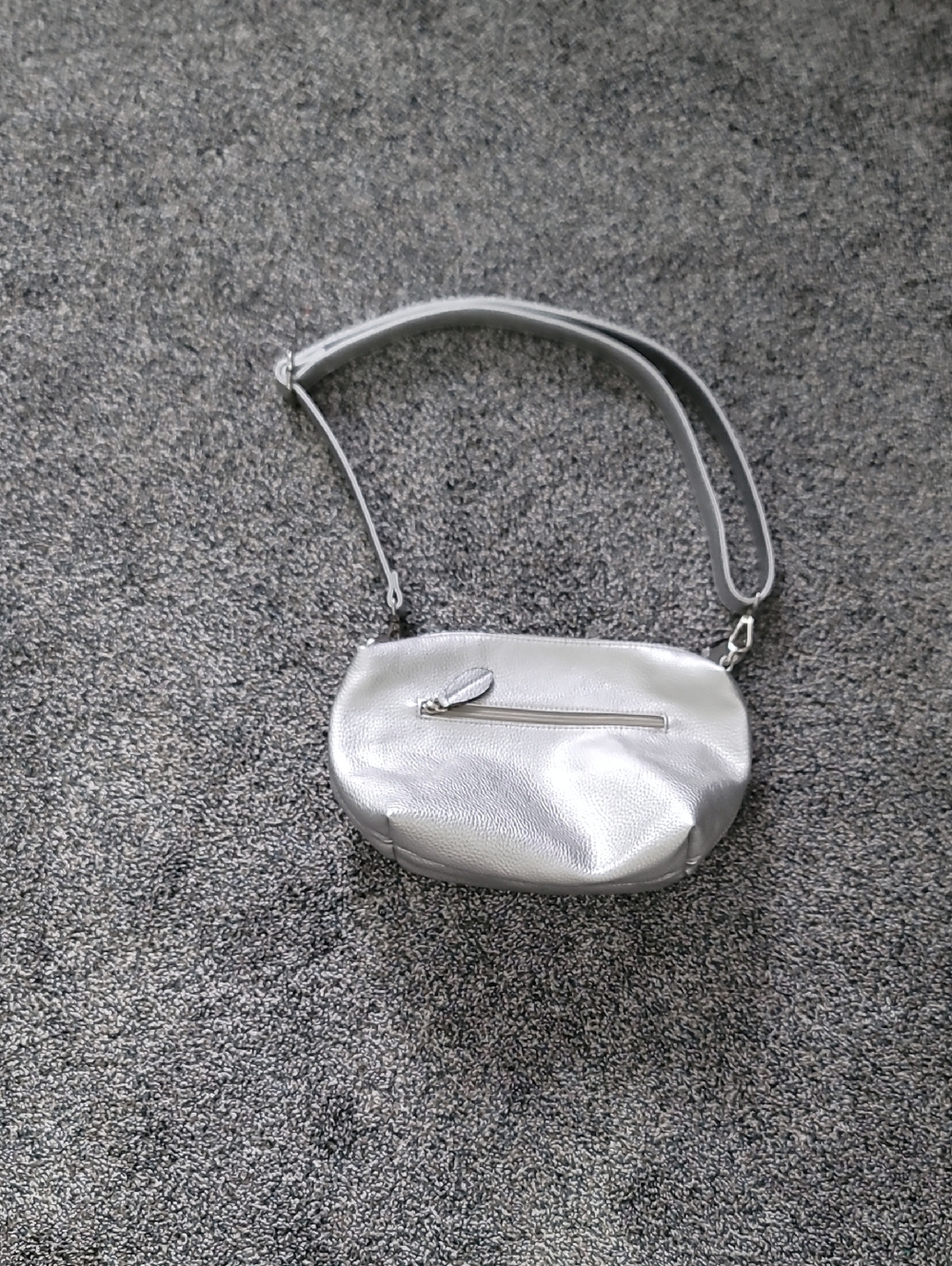 Imoshion Silver Metallic Pebble Crossbody Bag